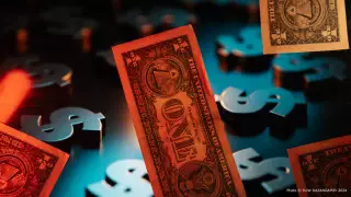 Курс доллара продолжает падать на торгах