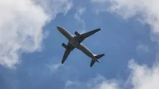 У самолета с пассажирами на борту отказал двигатель в воздухе