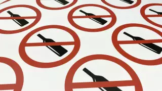 Скольким казахстанцам официально запретили пить алкоголь