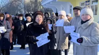 "Требуем вернуть нашу поликлинику!" Жители Актобе вышли на улицу с плакатами