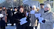 "Требуем вернуть нашу поликлинику!" Жители Актобе вышли на улицу с плакатами