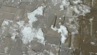 "Упала на льду и сломала ногу": можно ли подать в суд и получить компенсацию