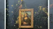 "Мону Лизу" облили супом экоактивисты в Лувре
