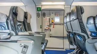 Мужчина открыл аварийный люк самолета и вышел на крыло