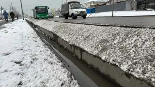 "Ысырап болды". Алматыда қырық жамау құбырдан аққан таза су далаға кетіп жатыр