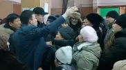 Почти 100 человек пришли скандалить в акимат Семея