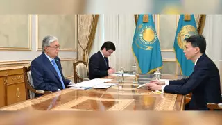 Глава "Казатомпрома" рассказал Токаеву о перевозках по Транскаспийскому маршруту