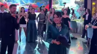 Сумка Prada вместо букета: алматинская невеста удивила гостей на тое