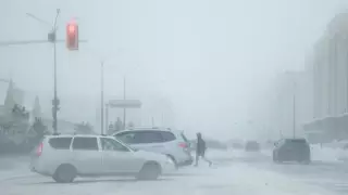 Застрявшие машины, нулевая видимость: сильный буран парализовал дороги Астаны