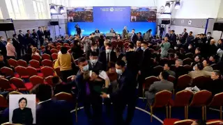Женщина потеряла сознание на встрече акима Алматы с населением