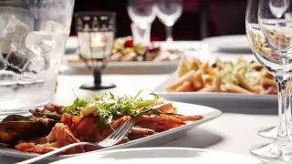 Отравился в ресторане: что делать и с кого требовать компенсацию