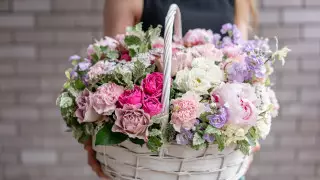 "Только что подарили": девушки массово распродают цветы после 14 февраля