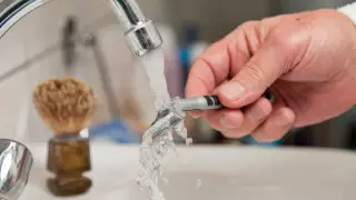 Закрывать кран и не болтать. Депутат рассказал казахстанцам, как нужно бриться