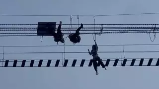Туристы повисли на мосту в Китае: видео происшествия
