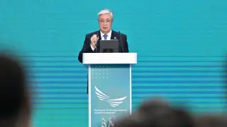 О необходимости повышения зарплат госслужащих заявил Токаев