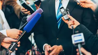 "Именно СМИ держат в тонусе госорганы" - политолог о "рекомендациях" от чиновников