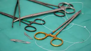 Врачи прооперировали казахстанку и забыли в животе нитку