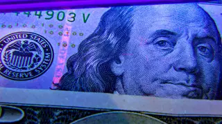 Курс доллара продолжает снижаться на торгах