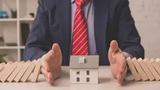 “Кабальные условия“: жалобы казахстанцев на риелторов озвучил депутат