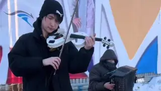 Скрипач из Астаны сыграл с уличным музыкантом и восхитил Казнет