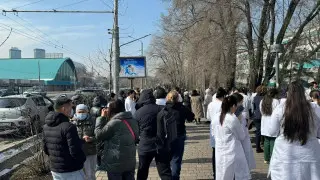 Землетрясение в Алматы: люди покидают здания - видео