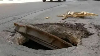 "Просевшие люки и ямы в обе стороны" - общественник о качестве алматинских дорог