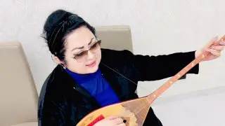 "Какой позор!" Макпал Жунусову не пускали в самолет с домброй