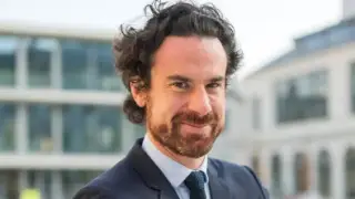 Директор элитного вуза Франции ушел в отставку на фоне обвинений в домашнем насилии