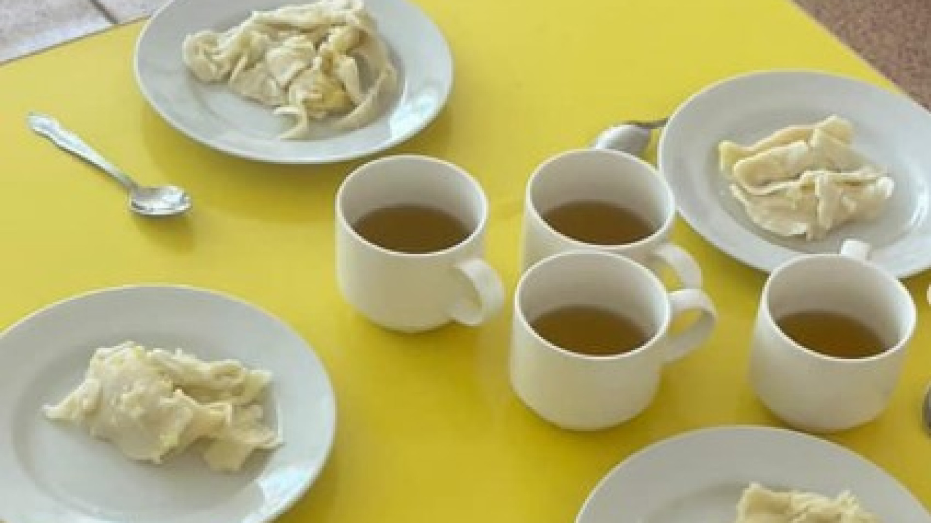 "Вареники лепили ногами?" Обед в детском центре обсуждают казахстанцы