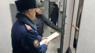 Сотрудники ДЧС ходят по квартирам алматинцев