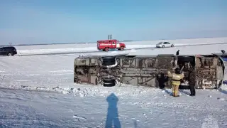 Выехавший из Шымкента автобус с 54 пассажирами опрокинулся на трассе