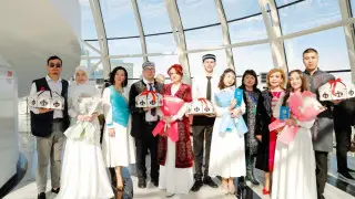 Столичные молодожены получили свидетельства о бракосочетании на вершине "Байтерека"