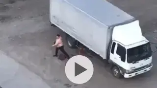 Казахстанцы рассылают видео мужчины с топором: полиция сделала заявление