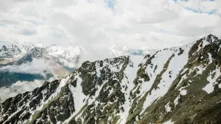 "Выжить шансов нет": в горах Алматы выставили блокпосты