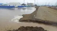 "Үйден шыға алмай отырмыз". Ақтөбе облысында үйлер суға кетіп жатыр