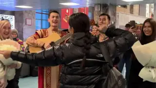 "В Семей прилетел аким?": необычная встреча в аэропорту восхитила Казнет