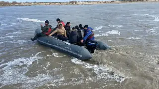 Из-за затопленных дорог жители ЗКО пересаживаются с авто на лодки