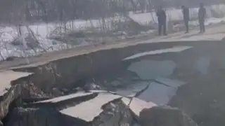 Обрушение дороги в ВКО попало на видео