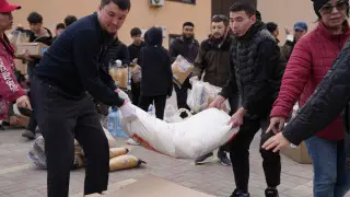 "12 жүк көлігімен гуманитарлық көмек келді". Құлсарыға көмек тоқтаусыз келіп жатыр
