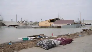 "Дастархан басында отырған сәтте топан су келіп қалды". Құлсарылық тұрғындар базынасын айтты