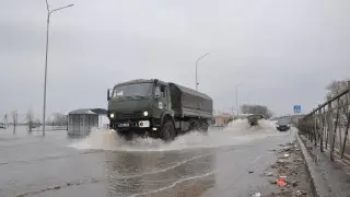 Набережную озера Пестрого затопило в Петропавловске, вода идет к домам и дачам