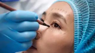 Уколы в лицо: чем опасно и почему это должен делать врач