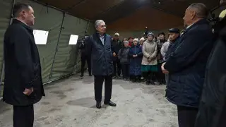 "Кто захочет переселиться в квартиры, будем покупать" - Токаев на встрече с эвакуированными костанайцами