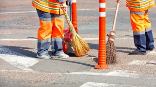 Плюющихся казахстанцев хотят заставить подметать улицы