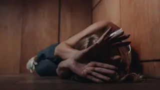 Мужчину, напавшего на женщину при детях, разыскивают в Актау