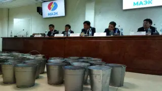 100 ведер принес на общественные слушания чиновник в Актау