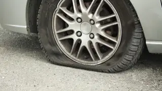 Эксперт рассказал, сколько можно проехать на пробитом колесе