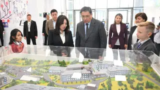 Ерболат Досаев посетил частную школу с инновационными методами образования