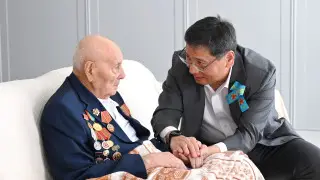 Ерболат Досаев навестил ветеранов в преддверии Дня Победы