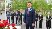 Госсоветник Казахстана возложил цветы к памятнику Талгату Бегельдинову
